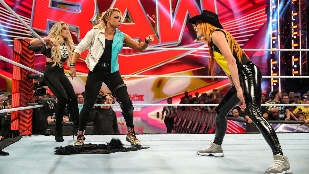 Becky Lynch vs. Trish Stratus – Steel Cage Match: photos